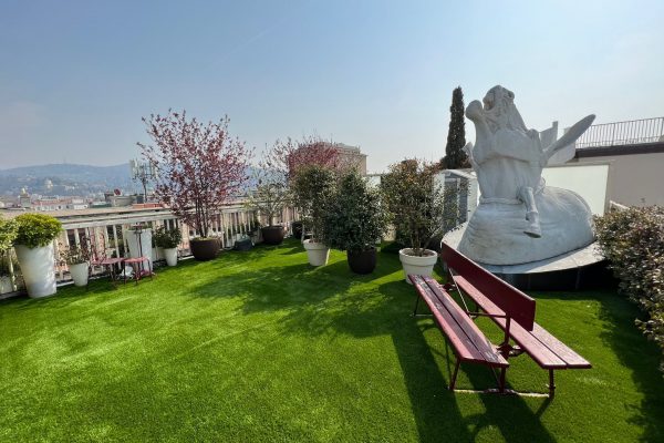 Sguardo sulla terrazza sui tetti di Torino realizzata in erba sintetica da Lucon per prestigioso albergo a Torino